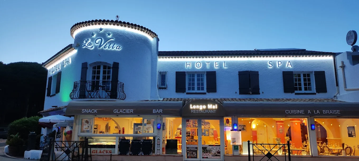 Entrée du restaurant Longo Mai, face à la plage de Sainte-Maxime